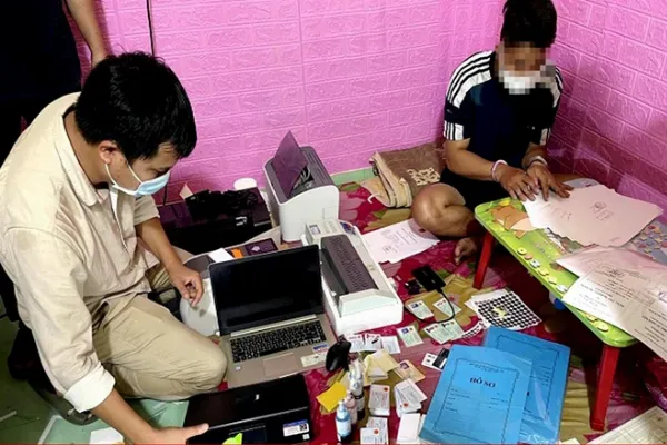 Cơ quan chức năng khám xét nơi ở của đối tượng