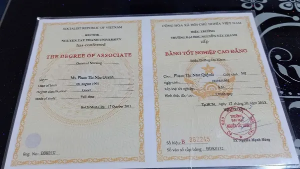 Sinh viên điều dưỡng tại buổi trao bằng