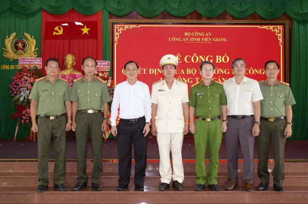 Hỗ trợ người dân làm hồ sơ tại cơ quan công an tỉnh