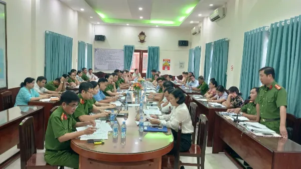Người dân xếp hàng làm thủ tục giấy tờ