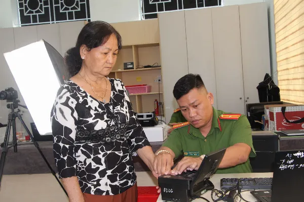 Công an thu nhận vân tay