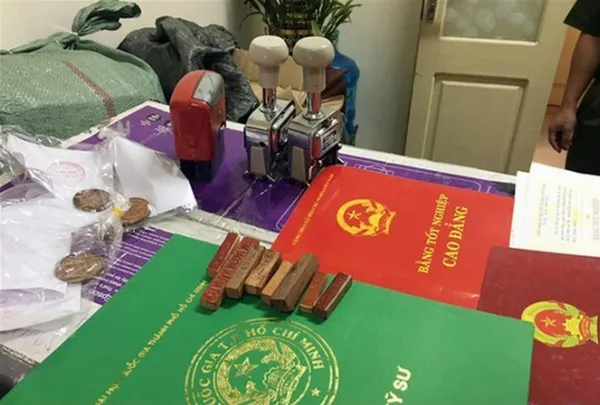 Tang vật từ một đường dây làm bằng giả bị công an bắt giữ