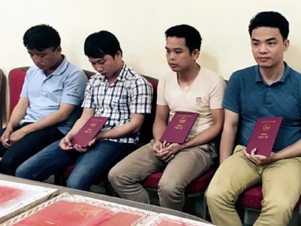 Các đối tượng bị bắt giữ trong vụ triệt phá đường dây làm bằng giả tại quận Hoàng Mai, Hà Nội