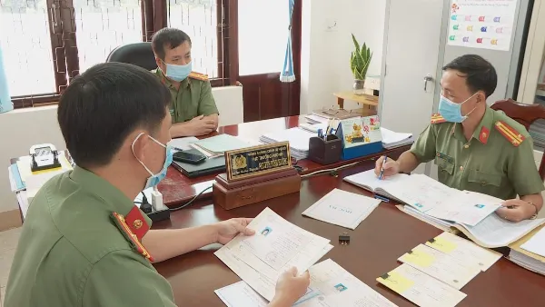 Cán bộ công an xử lý vụ bằng giả