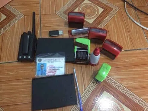 Tang vật thu giữ - giấy tờ và công cụ làm giả