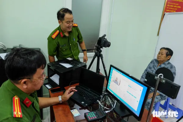 Các cán bộ hỗ trợ người dân làm thủ tục nhanh chóng tại TP.HCM