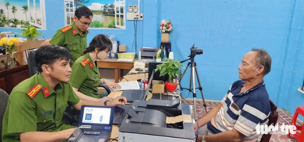 Ông Trần Văn Huê nhận giấy chứng nhận căn cước