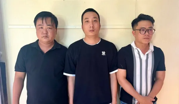 Hình ảnh nhóm bị can bị bắt giữ vì làm giả CMND và mở tài khoản ngân hàng bất hợp pháp