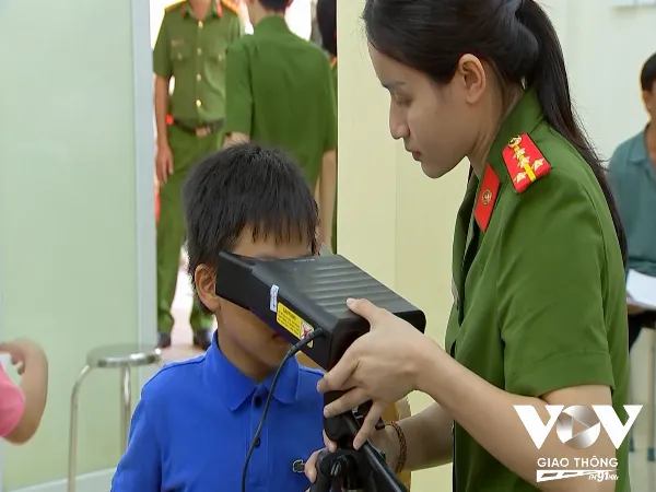 Cán bộ tiến hành sinh trắc mống mắt tại trụ sở