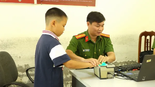 Người dân nộp hồ sơ cấp thẻ căn cước tại bộ phận tiếp nhận.