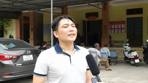 Người dân thực hiện các bước làm căn cước.