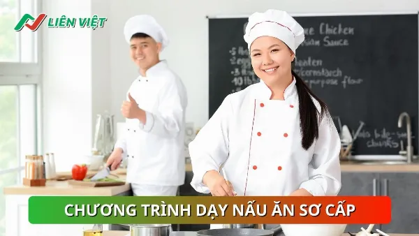 Học viên thực hành kỹ năng chế biến tại lớp nấu ăn sơ cấp
