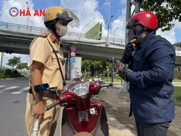 CSGT yêu cầu xuất trình giấy tờ