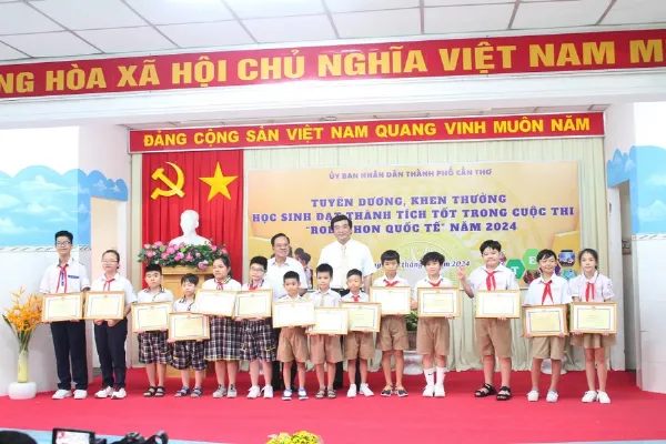 Hình ảnh khen thưởng học sinh đạt giải quốc tế
