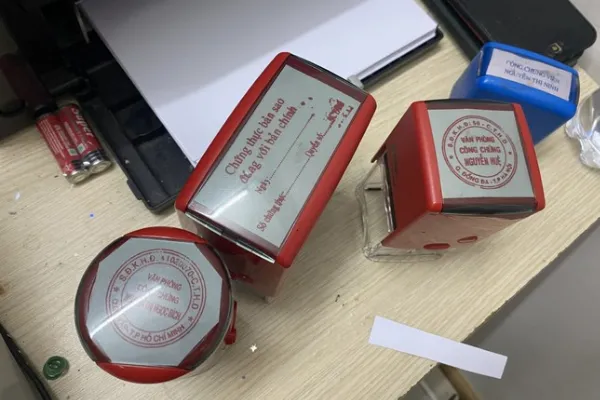 Con dấu giả được sử dụng trong đường dây này