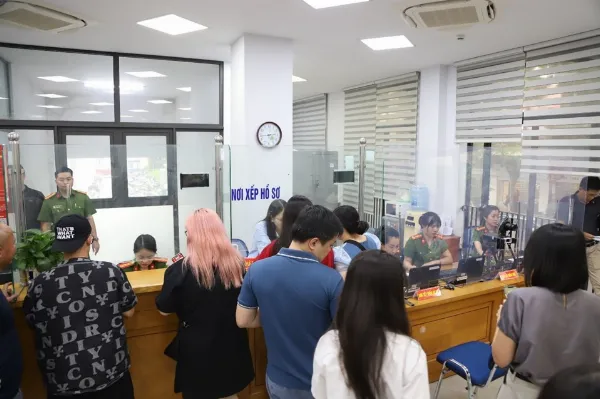 Người dân đến Công an quận nộp hồ sơ cấp căn cước.