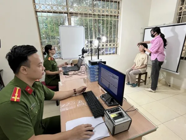 Cán bộ Công an thực hiện các bước làm thẻ căn cước