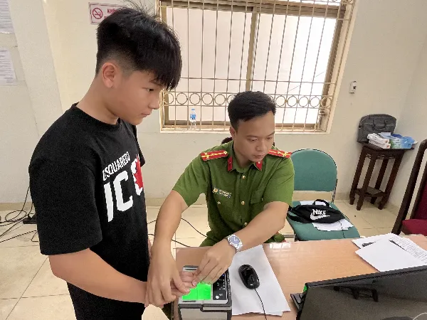 Hướng dẫn công dân trẻ thực hiện các thủ tục cấp CCCD tại quận Đống Đa
