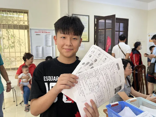 Niềm vui của trẻ nhỏ khi hoàn thành thủ tục làm thẻ CCCD