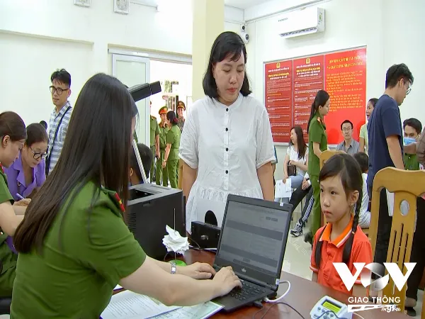 Phụ huynh đưa trẻ em đến làm căn cước