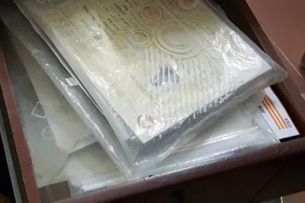 Nhiều bằng cấp từ các trung tâm nhỏ được chụp lại để quảng cáo cho độ uy tín của "dòng sản phẩm"