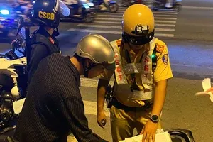 CSGT kiểm tra GPLX