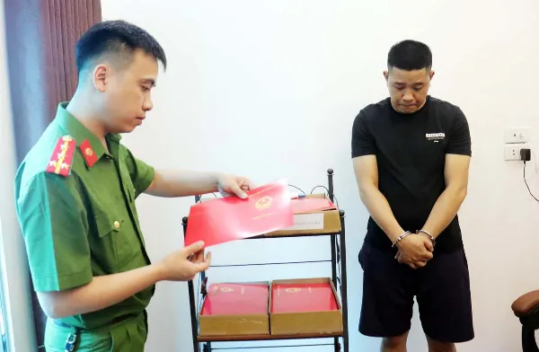 Đối tượng Nguyễn Duy Quang bị bắt giữ.